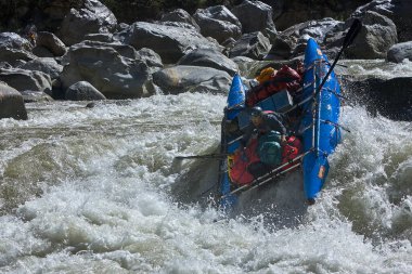 Bir grup maceraperest Apurmac Nehri 'nin vahşi akıntılarına kapılıp doğanın ham güçlerinin kalbinde kürek çekiyorlar. Adrenalin dolu bir yolculuk .