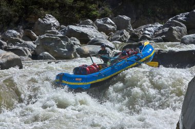 Bir grup maceraperest Apurmac Nehri 'nin vahşi akıntılarına kapılıp doğanın ham güçlerinin kalbinde kürek çekiyorlar. Adrenalin dolu bir yolculuk .
