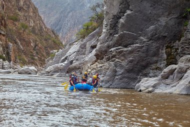 Bir grup maceraperest Apurmac Nehri 'nin vahşi akıntılarına kapılıp doğanın ham güçlerinin kalbinde kürek çekiyorlar. Adrenalin dolu bir yolculuk .