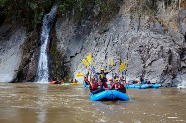 Bir grup maceraperest Apurmac Nehri 'nin vahşi akıntılarına kapılıp doğanın ham güçlerinin kalbinde kürek çekiyorlar. Adrenalin dolu bir yolculuk .