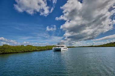 Baru Adaları, Kolombiya 'nın Karayipler kıyısında bulunan çarpıcı bir doğal bölgedir. Park el değmemiş plajları, yemyeşil tropikal yağmur ormanları ve çeşitli ekosistemleriyle ünlüdür. Kolombiya