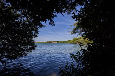 Baru Adaları, Kolombiya 'nın Karayipler kıyısında bulunan çarpıcı bir doğal bölgedir. Park el değmemiş plajları, yemyeşil tropikal yağmur ormanları ve çeşitli ekosistemleriyle ünlüdür. Kolombiya