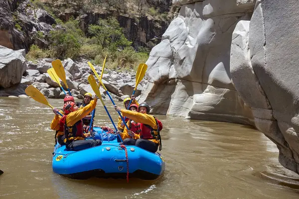 Bir grup maceraperest Apurmac Nehri 'nin vahşi akıntılarına kapılıp doğanın ham güçlerinin kalbinde kürek çekiyorlar. Adrenalin dolu bir yolculuk .