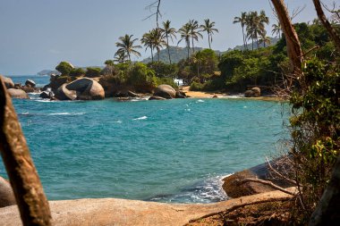Tayrona Ulusal Parkı 'nın el değmemiş plajları sizi, bereketli tropikal ormanların çerçevelediği turkuaz suların altın kumlarla buluştuğu bir dünyaya davet ediyor. Gerçek bir Kolombiya mücevheri. .