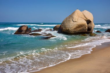 Tayrona Ulusal Parkı 'nın el değmemiş plajları sizi, bereketli tropikal ormanların çerçevelediği turkuaz suların altın kumlarla buluştuğu bir dünyaya davet ediyor. Gerçek bir Kolombiya mücevheri. .