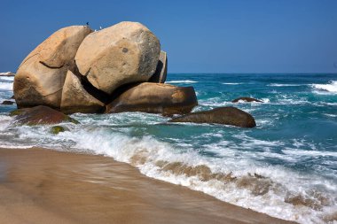 Tayrona Ulusal Parkı 'nın el değmemiş plajları sizi, bereketli tropikal ormanların çerçevelediği turkuaz suların altın kumlarla buluştuğu bir dünyaya davet ediyor. Gerçek bir Kolombiya mücevheri. .