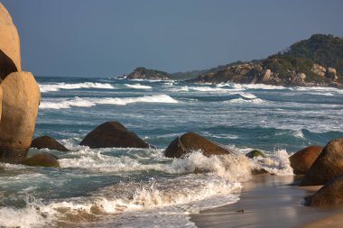 Tayrona Ulusal Parkı 'nın el değmemiş plajları sizi, bereketli tropikal ormanların çerçevelediği turkuaz suların altın kumlarla buluştuğu bir dünyaya davet ediyor. Gerçek bir Kolombiya mücevheri. .