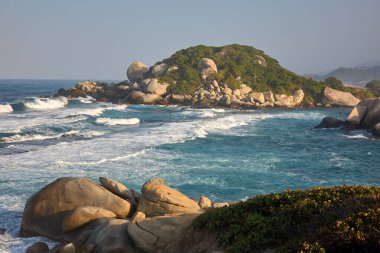 Tayrona Ulusal Parkı 'nın el değmemiş plajları sizi, bereketli tropikal ormanların çerçevelediği turkuaz suların altın kumlarla buluştuğu bir dünyaya davet ediyor. Gerçek bir Kolombiya mücevheri. .