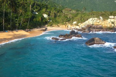 Tayrona Ulusal Parkı 'nın el değmemiş plajları sizi, bereketli tropikal ormanların çerçevelediği turkuaz suların altın kumlarla buluştuğu bir dünyaya davet ediyor. Gerçek bir Kolombiya mücevheri. .
