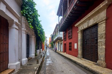 Kartagena sokakları canlı renklerle, koloni cazibesiyle ve kalbini dans ettiren Karayip titreşimleriyle dolup taşıyor. Kolombiya değil.