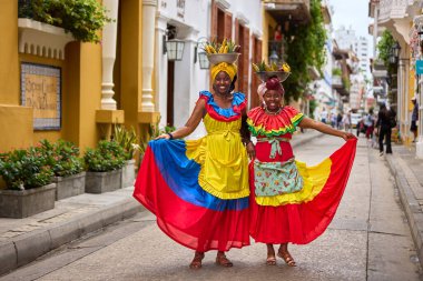 Kartagena sokakları canlı renklerle, koloni cazibesiyle ve kalbini dans ettiren Karayip titreşimleriyle dolup taşıyor. Kolombiya değil.