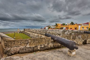 Kartagena sokakları canlı renklerle, koloni cazibesiyle ve kalbini dans ettiren Karayip titreşimleriyle dolup taşıyor. Kolombiya değil.