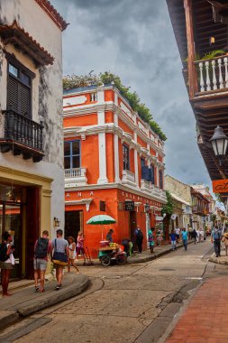 Kartagena sokakları canlı renklerle, koloni cazibesiyle ve kalbini dans ettiren Karayip titreşimleriyle dolup taşıyor. Kolombiya değil.