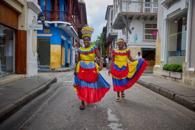 Kartagena sokakları canlı renklerle, koloni cazibesiyle ve kalbini dans ettiren Karayip titreşimleriyle dolup taşıyor. Kolombiya değil.