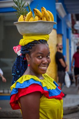 Kartagena sokakları canlı renklerle, koloni cazibesiyle ve kalbini dans ettiren Karayip titreşimleriyle dolup taşıyor. Kolombiya değil.
