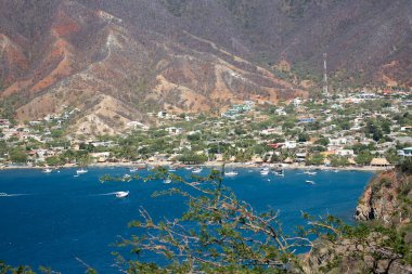 Kartagena sokakları canlı renklerle, koloni cazibesiyle ve kalbini dans ettiren Karayip titreşimleriyle dolup taşıyor. Kolombiya değil.