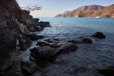 Kartagena sokakları canlı renklerle, koloni cazibesiyle ve kalbini dans ettiren Karayip titreşimleriyle dolup taşıyor. Kolombiya değil.