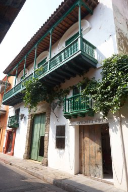 Kartagena sokakları canlı renklerle, koloni cazibesiyle ve kalbini dans ettiren Karayip titreşimleriyle dolup taşıyor. Kolombiya değil.