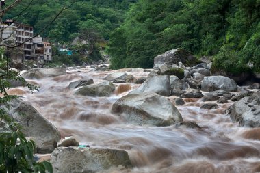 Doğa gücü tam ekrana. Bu nehir taşmış, bize suyun dayanıklılığını ve öngörülemezliğini hatırlatıyor. Herkes güvende ve tetikte olsun. Vilcanota Aguas calientes Cusco.