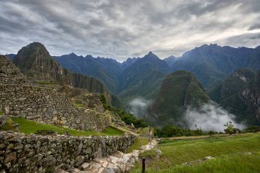 And Dağları 'nın tepelerine tünemiş Machu Picchu İnka medeniyetinin görkeminin bir kanıtı olarak duruyor. Sisli tepeler ve yemyeşil yeşilliklerle çevrili bu antik harikalar saygı ve saygı uyandırır.