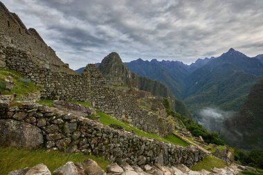 And Dağları 'nın tepelerine tünemiş Machu Picchu İnka medeniyetinin görkeminin bir kanıtı olarak duruyor. Sisli tepeler ve yemyeşil yeşilliklerle çevrili bu antik harikalar saygı ve saygı uyandırır.