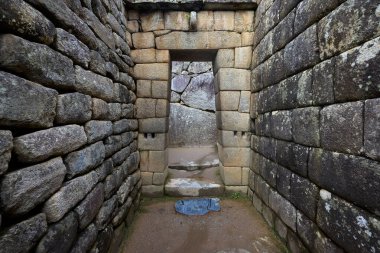 And Dağları 'nın tepelerine tünemiş Machu Picchu İnka medeniyetinin görkeminin bir kanıtı olarak duruyor. Sisli tepeler ve yemyeşil yeşilliklerle çevrili bu antik harikalar saygı ve saygı uyandırır.