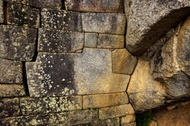 And Dağları 'nın tepelerine tünemiş Machu Picchu İnka medeniyetinin görkeminin bir kanıtı olarak duruyor. Sisli tepeler ve yemyeşil yeşilliklerle çevrili bu antik harikalar saygı ve saygı uyandırır.