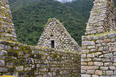 Wiay Wayna, Machu Picchu 'ya giden ünlü yürüyüş rotası olan İnka Patikası' nda yer almaktadır. Machu Picchu 'dan yaklaşık 4 kilometre (2.5 mil) uzaklıktadır..