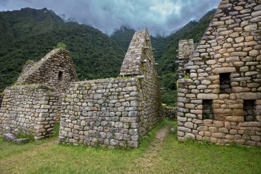 Wiay Wayna, Machu Picchu 'ya giden ünlü yürüyüş rotası olan İnka Patikası' nda yer almaktadır. Machu Picchu 'dan yaklaşık 4 kilometre (2.5 mil) uzaklıktadır..