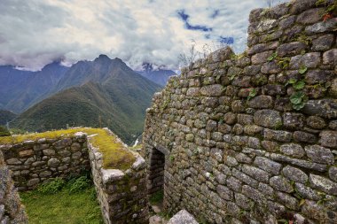 Wiay Wayna, Machu Picchu 'ya giden ünlü yürüyüş rotası olan İnka Patikası' nda yer almaktadır. Machu Picchu 'dan yaklaşık 4 kilometre (2.5 mil) uzaklıktadır..
