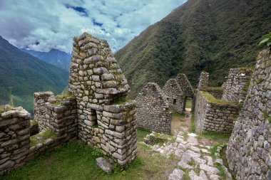 Wiay Wayna, Machu Picchu 'ya giden ünlü yürüyüş rotası olan İnka Patikası' nda yer almaktadır. Machu Picchu 'dan yaklaşık 4 kilometre (2.5 mil) uzaklıktadır..