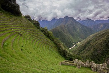 Wiay Wayna, Machu Picchu 'ya giden ünlü yürüyüş rotası olan İnka Patikası' nda yer almaktadır. Machu Picchu 'dan yaklaşık 4 kilometre (2.5 mil) uzaklıktadır..