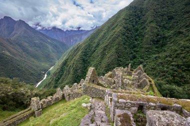 Wiay Wayna, Machu Picchu 'ya giden ünlü yürüyüş rotası olan İnka Patikası' nda yer almaktadır. Machu Picchu 'dan yaklaşık 4 kilometre (2.5 mil) uzaklıktadır..