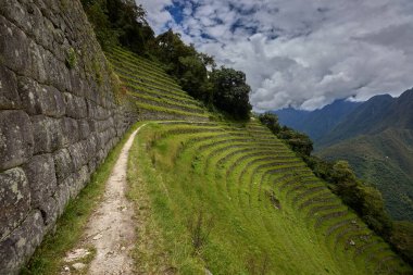 Wiay Wayna, Machu Picchu 'ya giden ünlü yürüyüş rotası olan İnka Patikası' nda yer almaktadır. Machu Picchu 'dan yaklaşık 4 kilometre (2.5 mil) uzaklıktadır..