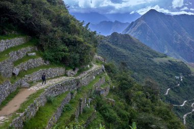Intipunku 'ya (Güneş Kapısı) ulaşmak, Machu Picchu' nun ilk nefes kesen görüntüsünün gözlerinizin önüne serildiği bir zafer anıdır. Yolculuk için bir ödül, tarihe bir bakış ve sonsuza dek seninle kalacak bir manzara..
