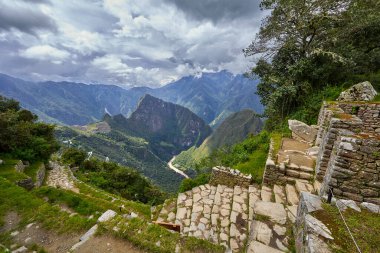 Intipunku 'ya (Güneş Kapısı) ulaşmak, Machu Picchu' nun ilk nefes kesen görüntüsünün gözlerinizin önüne serildiği bir zafer anıdır. Yolculuk için bir ödül, tarihe bir bakış ve sonsuza dek seninle kalacak bir manzara..