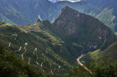 Intipunku 'ya (Güneş Kapısı) ulaşmak, Machu Picchu' nun ilk nefes kesen görüntüsünün gözlerinizin önüne serildiği bir zafer anıdır. Yolculuk için bir ödül, tarihe bir bakış ve sonsuza dek seninle kalacak bir manzara..