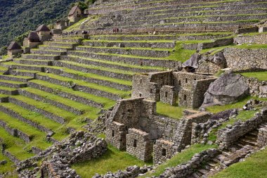 And Dağları 'nın tepelerine tünemiş Machu Picchu İnka medeniyetinin görkeminin bir kanıtı olarak duruyor. Sisli tepeler ve yemyeşil yeşilliklerle çevrili bu antik harikalar saygı ve saygı uyandırır.