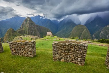 And Dağları 'nın tepelerine tünemiş Machu Picchu İnka medeniyetinin görkeminin bir kanıtı olarak duruyor. Sisli tepeler ve yemyeşil yeşilliklerle çevrili bu antik harikalar saygı ve saygı uyandırır.
