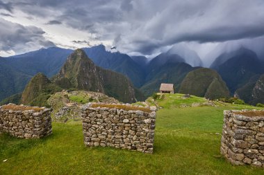 And Dağları 'nın tepelerine tünemiş Machu Picchu İnka medeniyetinin görkeminin bir kanıtı olarak duruyor. Sisli tepeler ve yemyeşil yeşilliklerle çevrili bu antik harikalar saygı ve saygı uyandırır.