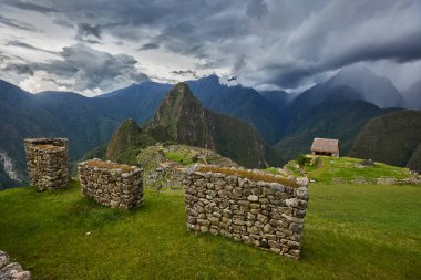 And Dağları 'nın tepelerine tünemiş Machu Picchu İnka medeniyetinin görkeminin bir kanıtı olarak duruyor. Sisli tepeler ve yemyeşil yeşilliklerle çevrili bu antik harikalar saygı ve saygı uyandırır.