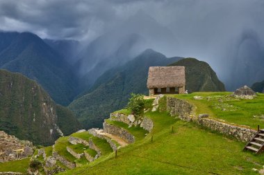 And Dağları 'nın tepelerine tünemiş Machu Picchu İnka medeniyetinin görkeminin bir kanıtı olarak duruyor. Sisli tepeler ve yemyeşil yeşilliklerle çevrili bu antik harikalar saygı ve saygı uyandırır.