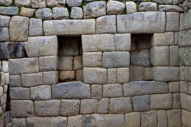 And Dağları 'nın tepelerine tünemiş Machu Picchu İnka medeniyetinin görkeminin bir kanıtı olarak duruyor. Sisli tepeler ve yemyeşil yeşilliklerle çevrili bu antik harikalar saygı ve saygı uyandırır.