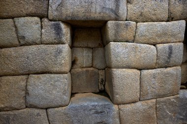 And Dağları 'nın tepelerine tünemiş Machu Picchu İnka medeniyetinin görkeminin bir kanıtı olarak duruyor. Sisli tepeler ve yemyeşil yeşilliklerle çevrili bu antik harikalar saygı ve saygı uyandırır.