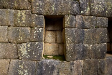 And Dağları 'nın tepelerine tünemiş Machu Picchu İnka medeniyetinin görkeminin bir kanıtı olarak duruyor. Sisli tepeler ve yemyeşil yeşilliklerle çevrili bu antik harikalar saygı ve saygı uyandırır.