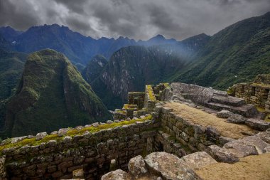 And Dağları 'nın tepelerine tünemiş Machu Picchu İnka medeniyetinin görkeminin bir kanıtı olarak duruyor. Sisli tepeler ve yemyeşil yeşilliklerle çevrili bu antik harikalar saygı ve saygı uyandırır.