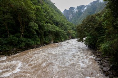 KM 82 'deki kükreyen Ro Vilcanota köprüsü efsanevi İnka Patikası' nın başlangıcı oldu. Buradan, yolculuk eski yollarda esiyor, nefes kesici manzaralar, ve gizli kalıntılar..