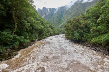 KM 82 'deki kükreyen Ro Vilcanota köprüsü efsanevi İnka Patikası' nın başlangıcı oldu. Buradan, yolculuk eski yollarda esiyor, nefes kesici manzaralar, ve gizli kalıntılar..