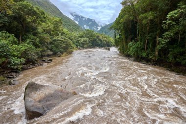 KM 82 'deki kükreyen Ro Vilcanota köprüsü efsanevi İnka Patikası' nın başlangıcı oldu. Buradan, yolculuk eski yollarda esiyor, nefes kesici manzaralar, ve gizli kalıntılar..