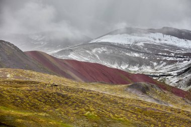 Palccoyo Gökkuşağı Dağı, Peru And Dağları 'nda gizli bir mücevher olan nefes kesici renk katmanlarıyla gözler önüne serilir. Ünlü kardeşinin aksine, bu dingin mucize canlı manzaralarda ve sonsuz ufuklarda huzurlu bir yolculuk sunuyor..